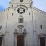 Entriamo ora a Bari Vecchia per recarci nella Cattedrale